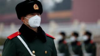 戴口罩的中国军人