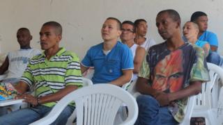 Hombres en el taller