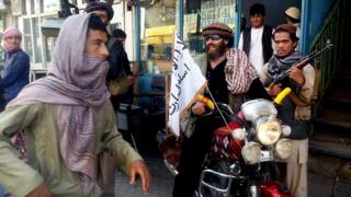 На этой фотографии 29 сентября 2015 года боец ??талибов сидит на своем мотоцикле, украшенном флагом талибов, на улице в Кундузе, Афганистан