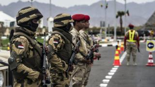أفراد من الجيش المصري في نقطة أمنية