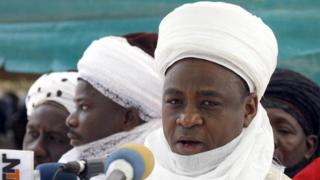 Верховный глава мусульманских верующих в Нигерии и султан Сокото Мухаммед Саад Абубакар III выступают на историческом первом саммите в Талакаве в Нигерии в Дуце, штат Джигава, 18 октября 2008 года.