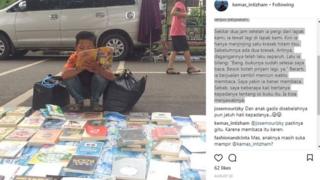 Anak membaca buku