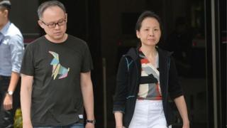 Lim Choon Hong (trái) bị tù ba tuần còn vợ Chong Sui Foon bị tù ba tháng