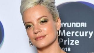 Ünlü şarkıcı Lily Allen