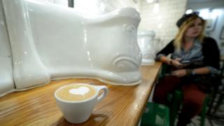 Чашечка кофе рядом с бывшим викторианским писсуаром... Красота!