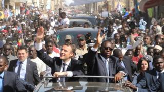 Plusieurs centaines de personnes ont accompagné le cortège présidentiel à travers les rues de Saint-Louis.