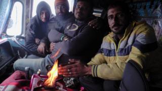 ट्रक ड्राइवर राम सिंह अपने साथियों के साथ