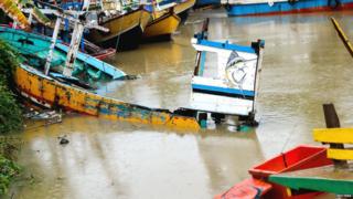 इंडोनेशियाच्या पँडेग्लांग बेटावर त्सुनामीमुळे झालेलं नुकसान