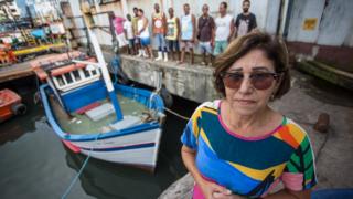 Norma de Alvarenga e, ao fundo, pescadores da praia de Suá, em Vitória