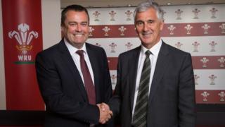 Martyn Phillips gyda cadeirydd Undeb Rygbi Cymru Gareth Davies