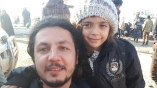 Bana Alabed com funcionário de ONG