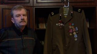 Гунтис Ваболе и его военный китель с наградами.