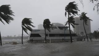 Barco en la marina de Miami, en medio del paso de Irma.