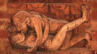Una posición del Kama Sutra ilustrado en un relieve nepalés