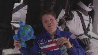 Астронавтка Енн Макклейн провела екскурсію на борт корабля Crew Dragon