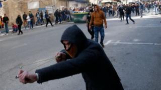 Palestinian aims a slingshot in Hebron (15/12/17)