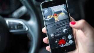 Celular con Pokémon Go dentro de un carro.