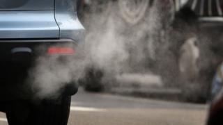 Humo de escape de un auto