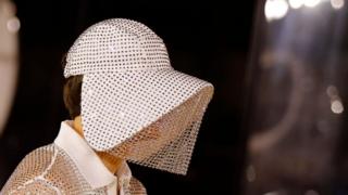 модель в капоре на показе Burberry