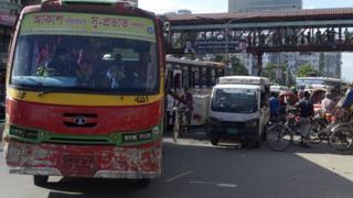 ঢাকার রাস্তায় লেন না মেনেই বিভিন্ন ধরণের যানবাহন চলাচল করে।