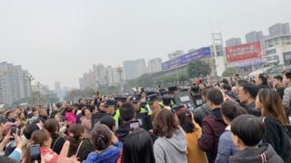 家長們在學校門口維權。