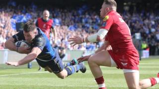 Fergus Mcfadden yn sgorio i Leinster