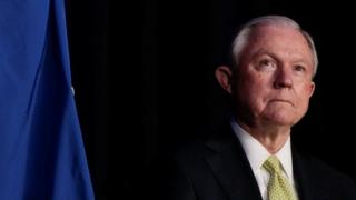 Jeff Sessions azokwisigura imbere y'umugwi wo mu nama nshingamateka ku munsi wa kabiri