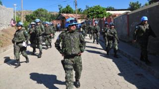 General Ajax Pinheiro (centro) caminha ao lado de tropas brasileiras no Haiti