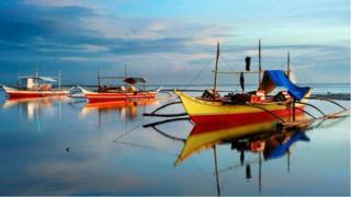 يشكل مشهد القوارب التقليدية في الفلبين، التي كانت تُستخدم في البداية كسفن حربية ويُعرف الواحد منها باسم "بانغكا،" أحد الملامح التقليدية للحياة في هذا البلد