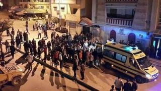 Egyptians security forces and people gather at the site of attack on a mobile checkpoint in El-Arish (21 January 2016)