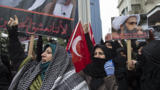 ニムル師の死刑執行に抗議するトルコのシーア派教徒(3日、イスタンブール)