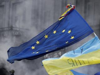 прапори ЄС і України