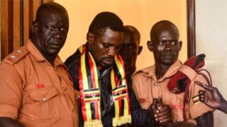 Bobi Wine (katikati) baada ya kuachiliwa kwa dhamana Jumatatu