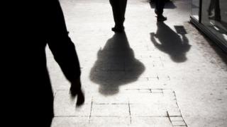 Sombras de pessoas nas ruas
