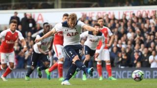 Harry Kane lokacin da yake buga fanaretin da suka ci Arsenal kwallonsu ta biyu