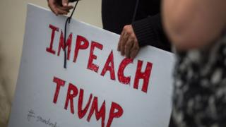 плакат с призывом к импичменту Трампа