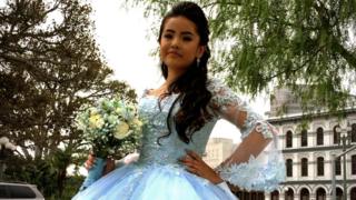 Mónica en su vestido de quinceañera
