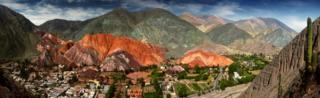 Panoramica de la montaña de siete colores y la Quebrada de Humahuaca en Purmamarca, Argentina.