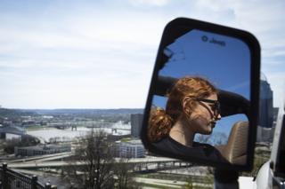 Maddies Schwester Sabinas Spiegelbild im Seitenspiegel des Autos