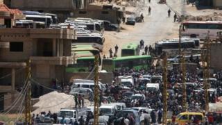 بدأ مسلحو تنظيم الدولة الإسلامية في الجلاء عن منطقة الحدود اللبنانية السورية بعد ثلاث سنوات من التواجد فيها