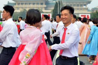 朝鮮民眾集體在平壤街頭載歌載舞(朝中社圖片9/9/2017)