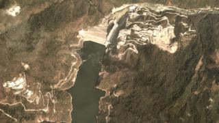Vista aérea da barragem de Hidroituango em 5 de fevereiro de 2019 - após a barragem, resta apenas um fiapo de rio