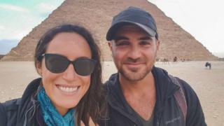 Lauren Geoghegan e Jay Austin em frente a uma pirâmide