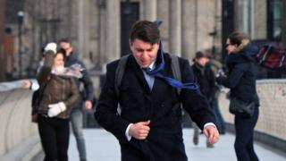 "Дорис" куюну Лондонго чейин жетип жаздагы мээлүүн аба-ырайы этек-жеңди жулкулдаткан шамалга айланды. Коомдук транспорттун жүрүшүнө кыйындатты.