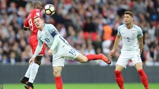 Wayne Rooney yarazomerewe n'abakunzi b'umugwi nserukiragihugu w'Ubwongereza urukino rurangiye