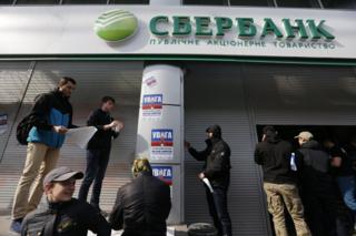 На початку березня активісти в центрі Києва заблокували роботу центрального відділення "Сбербанка России", заклавши вхід цеглою.