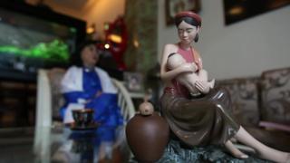 Tượng mẹ con trong nhà nghệ sĩ Kim Cương