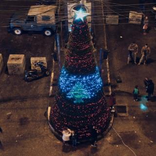 هذه ليست المرّة الأولى التي تنصب فيها شجرة كريسماس في طرابلس
