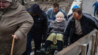 Una anciana en silla de ruedas