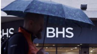 Магазин BHS с человеком и зонтом впереди